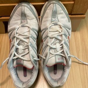 Like new Nike Air Tri-D women’s sneakers size 9.5